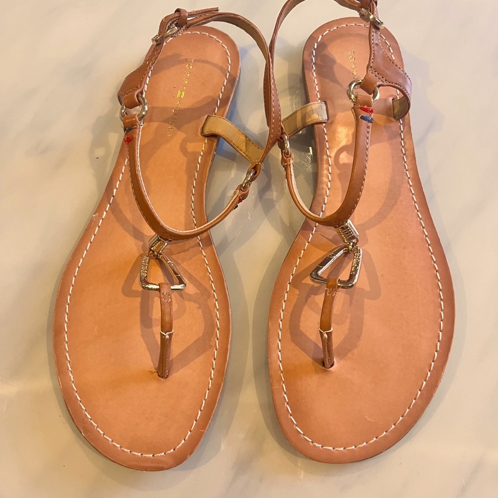 Tommy Hilfiger Twleuca tan thong flat sandals 8.5M